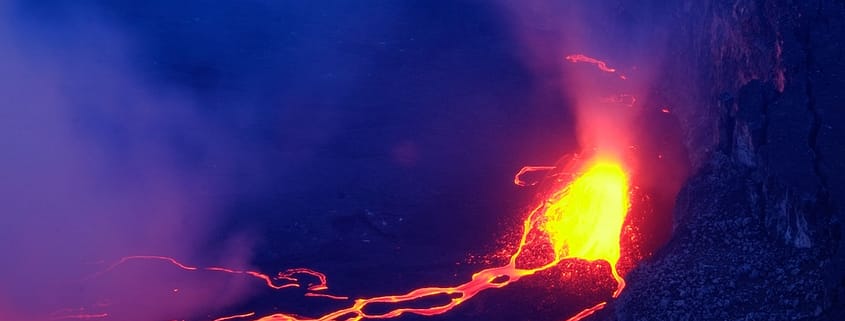 Lava en stoom in krater van Nyiragongo-vulkaan in Virunga